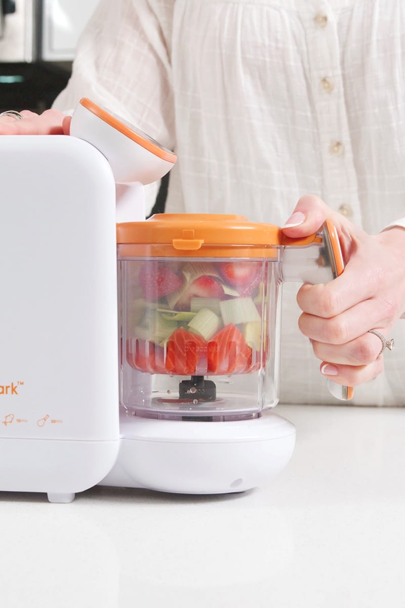 Quook baby food processor in use
